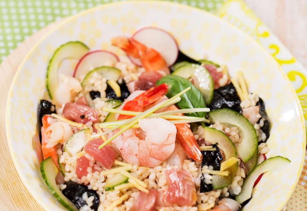 Reissalat mit rohem Fisch und Limetten-Wasabi-Dressing