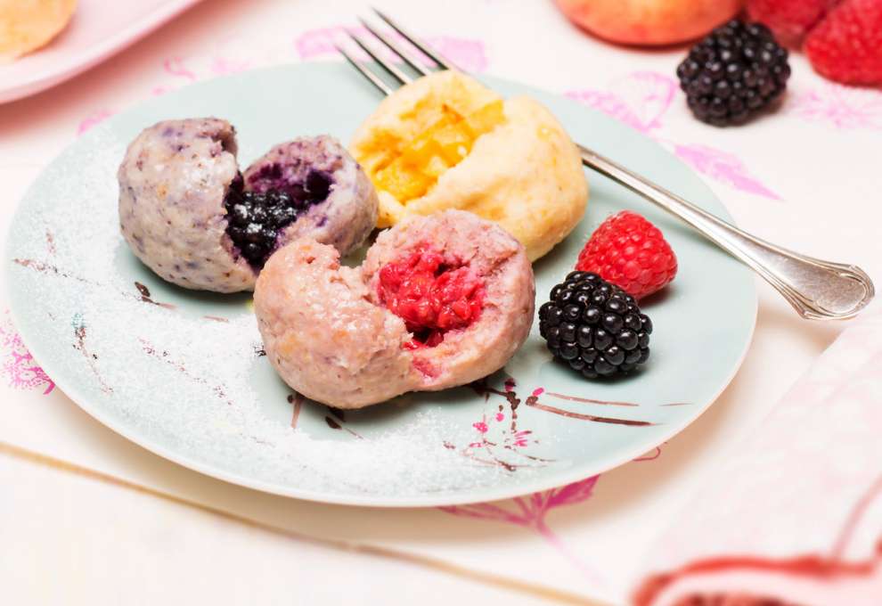 Topfenknödel-Trilogie (Pfirsich-Brombeere-Himbeere)