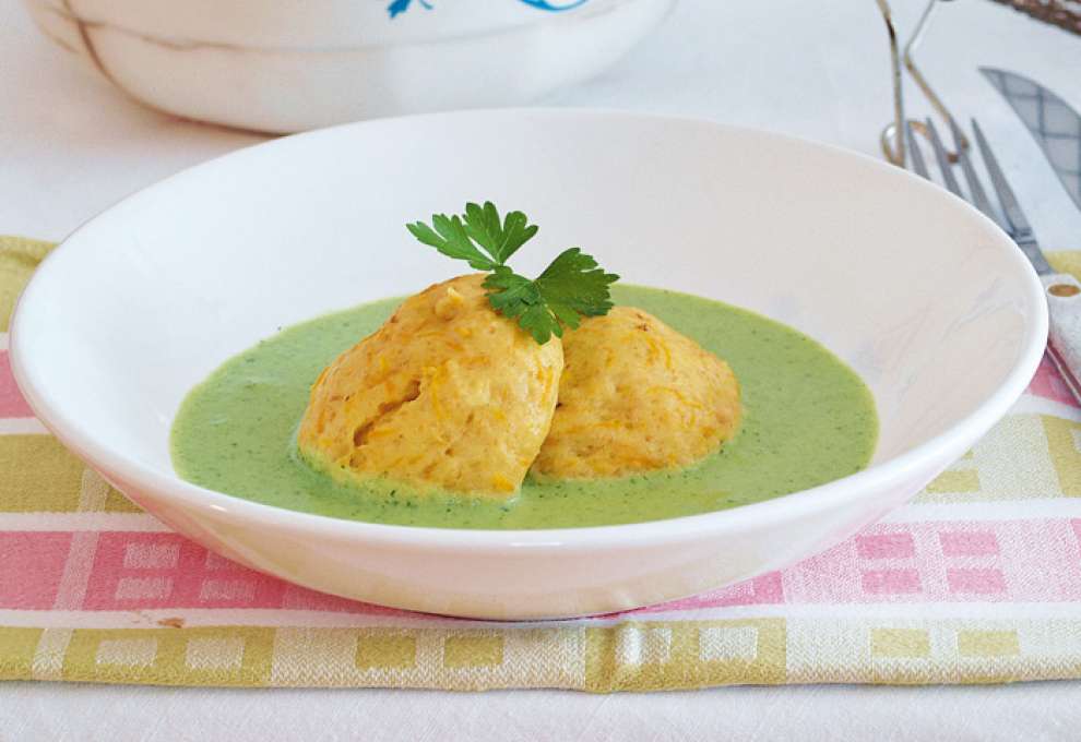 Topfenknödel mit Räucherforelle auf Zuckererbsencreme