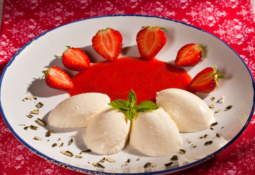 Joghurtnockerln mit Erdbeerpüree