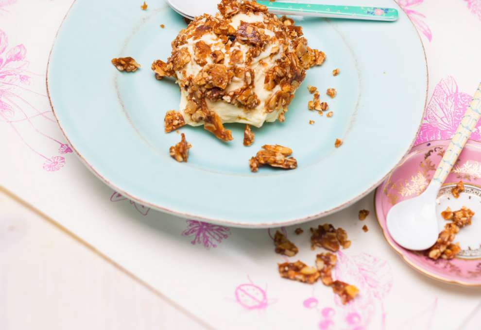 Vanilleeisknödel mit Bratapfelfülle im Krokantmantel 