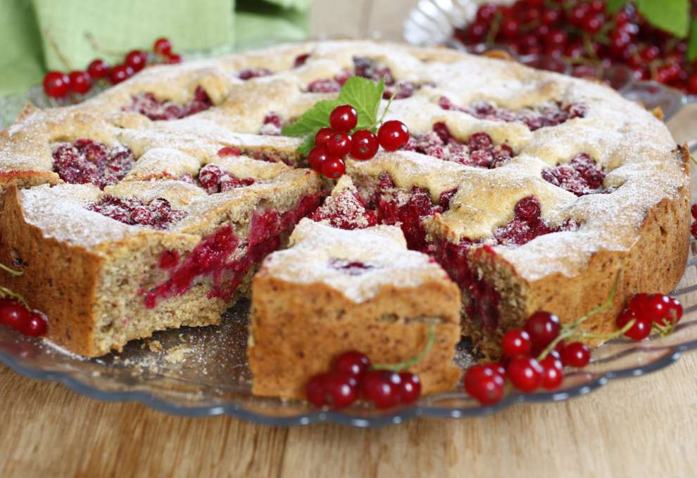 Vollkorn-Ribiselkuchen mit Walnüssen und Rohrzucker