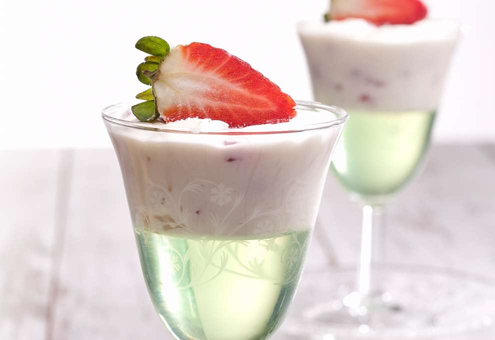 Weiße Erdbeermousse auf Melissen-Minze-Gelee