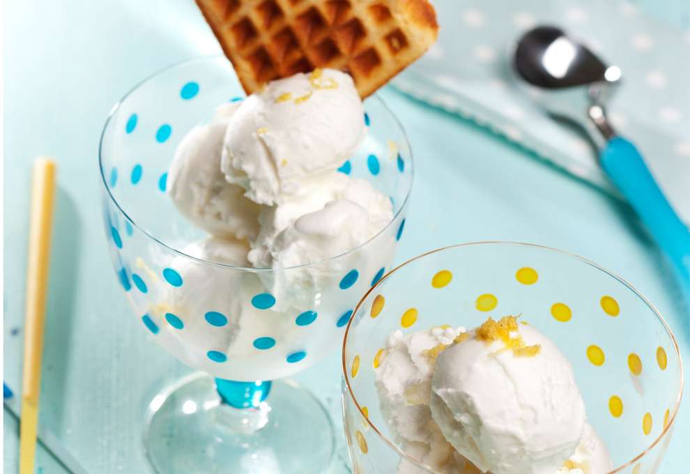 Zitronen-Joghurt-Eis mit selbst gebackenen Waffeln