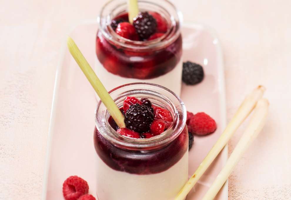 Zitronenmousse mit gemischten Beeren