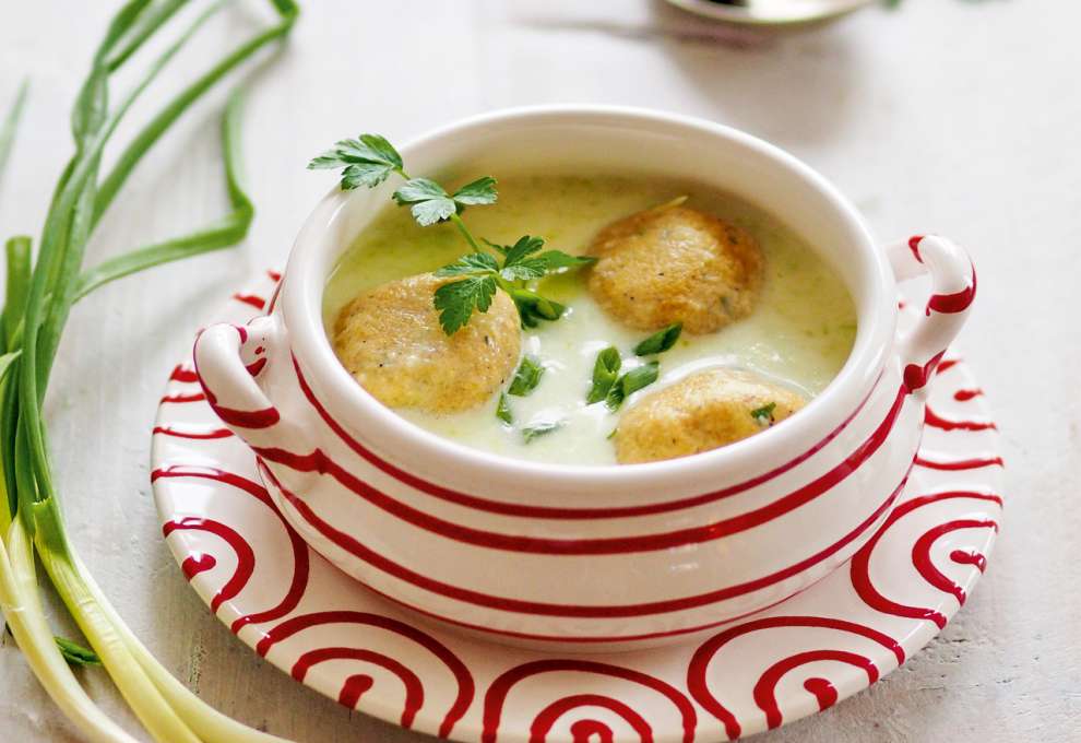 Jungzwiebel-Mostsuppe mit Maisgrießknöderln