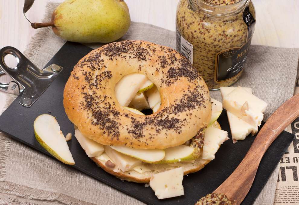 Mohnbagel mit Walnusskäse und Birnen