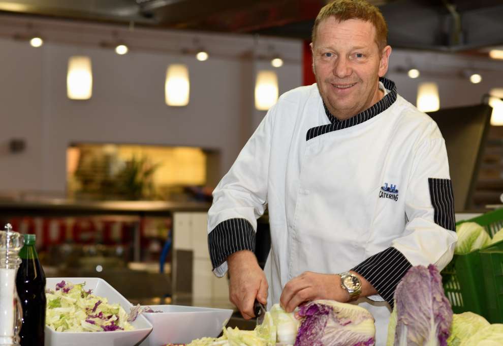 Küchenchef Johann Leitner kennt die Vorzüge des heimischen Chinakohls.