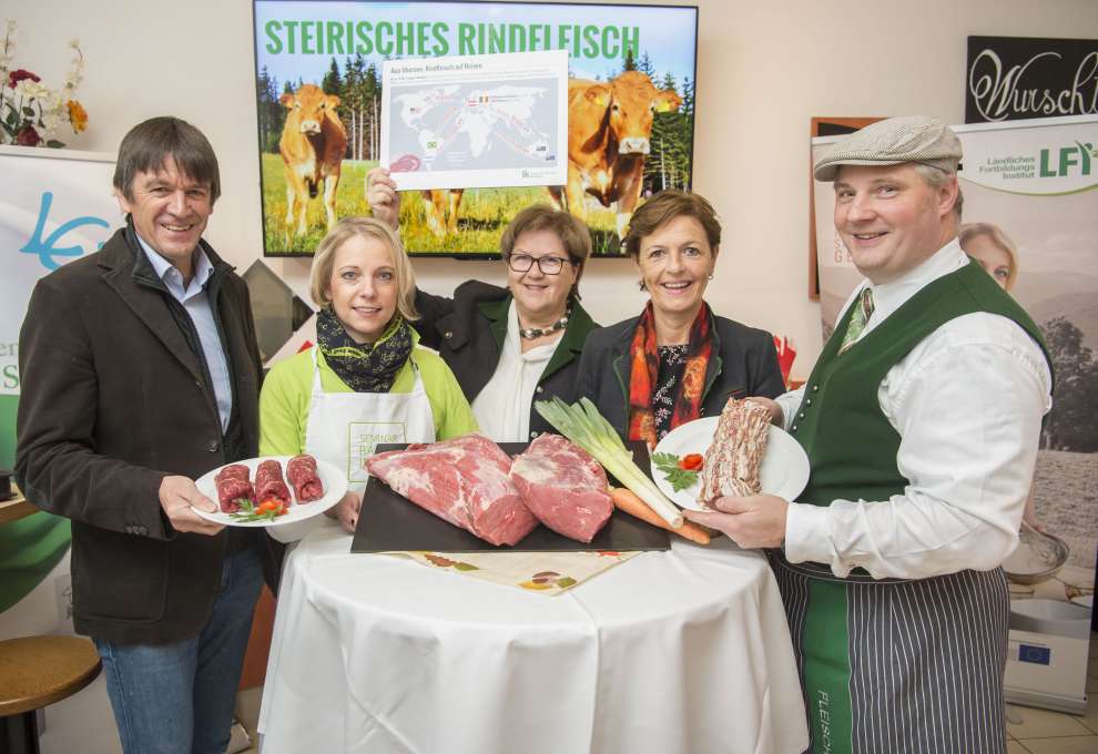 Gemeinsam für heimisches Rindfleisch: (v.l.n.r.) Franz Beck, Seminarbäuerin Sandra Hillebrand, Landesbäuerin Auguste Maier, Vizepräsientin Maria Pein, Innungsmeister Josef Mosshammer