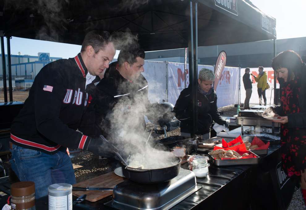 Weber Grillmeister verköstigen die Gäste 