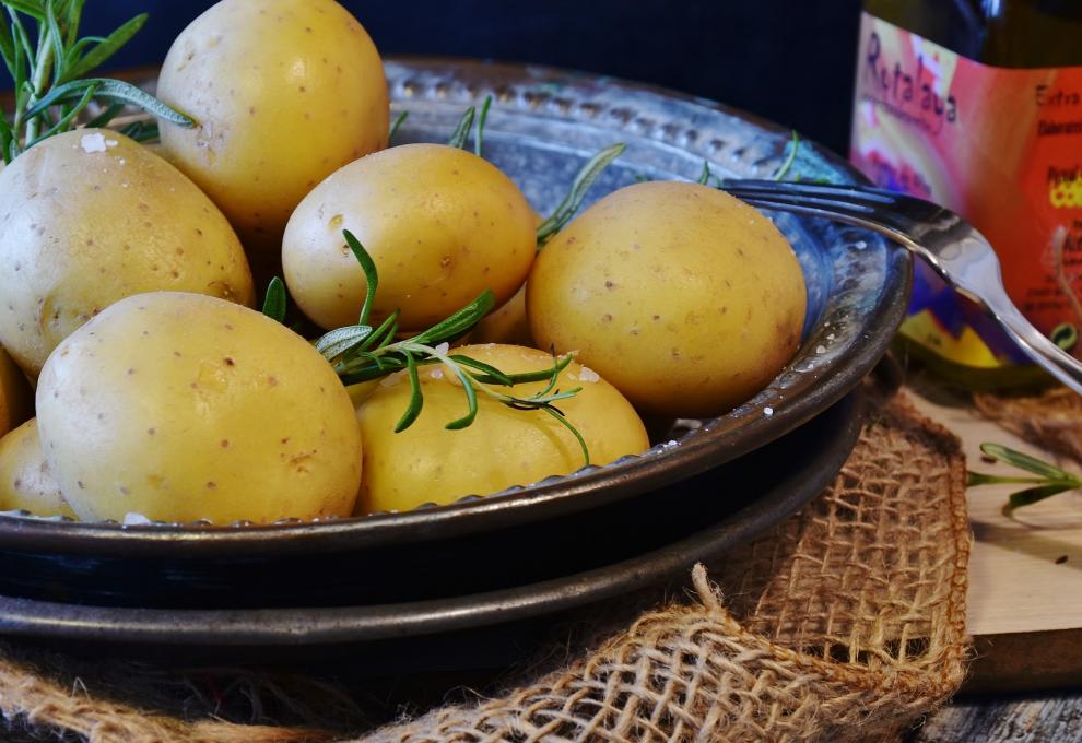 Kartoffeln kochen - gekochte Kartoffeln garniert