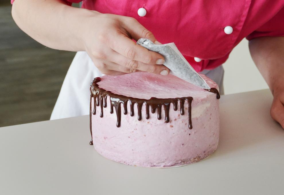 Verzierung für Waldbeer-Joghurt-Torte