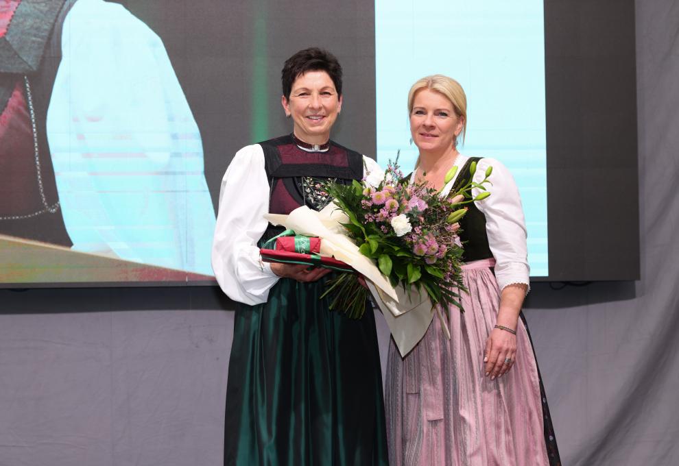 Andrea Schwarzmann, Bundesbäuerin von 2013 bis 2021 (li) und Bundesbäuerin Irene Neumann-Hartberger (re)