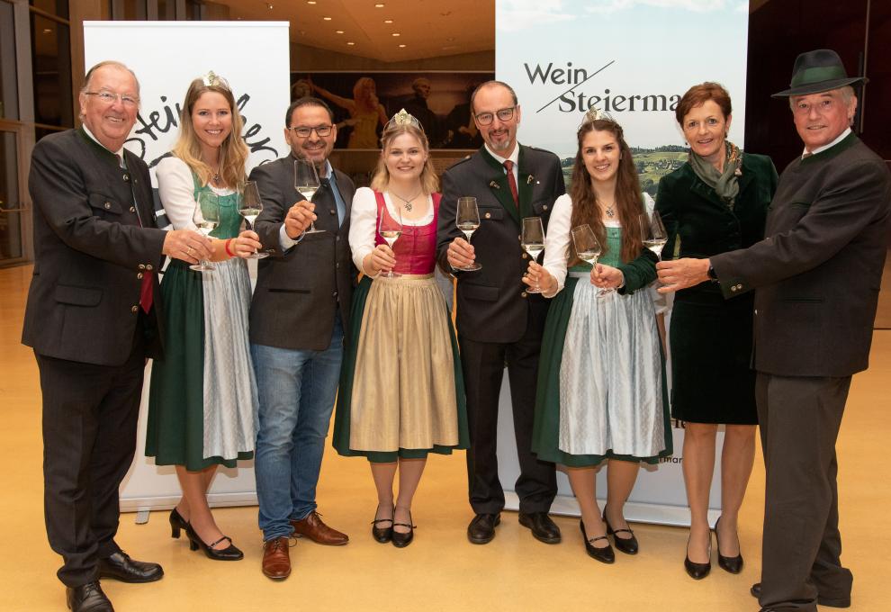 Bundesrat Ernest Schwindsackl, Weinhoheit Katrin Strohmaier, Obmann Wein Steiermark Stefan Potzinger, Weinkönigin Sophie Friedrich, Leiter Werbung, Steiermärkische Sparkasse Michael Gradischnig, Weinhoheit Marlene Prugmaier, Vizepräsidentin der Landwirtschaftskammer Steiermark Maria Pein, GF Wein Steiermark Ing. Werner Luttenberger 