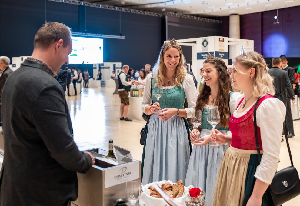 Weinhoheit Katrin Strohmaier, Weinhoheit Marlene Prugmaier und Weinkönigin Sophie Friedrich beim Verkosten