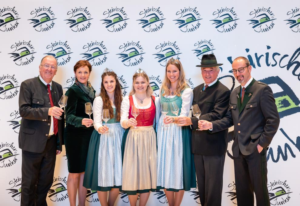 Bundesrat Ernest Schwindsackl, Vizepräsidentin der Landwirtschaftskammer Steiermark Maria Pein, Weinhoheit Marlene Prugmaier, Weinkönigin Sophie Friedrich, Weinhoheit Katrin Strohmaier, GF Wein Steiermark Ing. Werner Luttenberger, Leiter Werbung, Steiermärkische Sparkasse Michael Gradischnig | Foto: Fotokuchl/Johannes Polt 