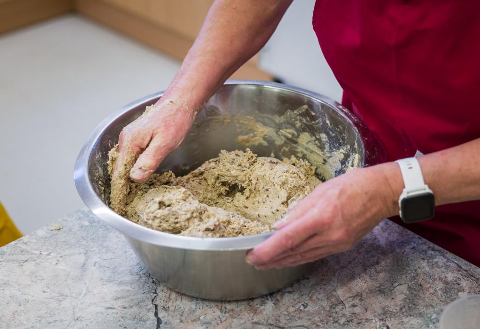 Erster Brotbackkurs: der Brotteig darf beim Kneten etwas weicher sein