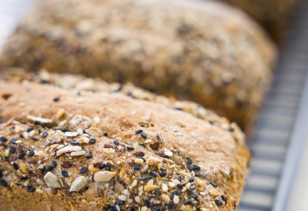 Das fertig gebackene Vollkornbrot mit gemischten Saaten 