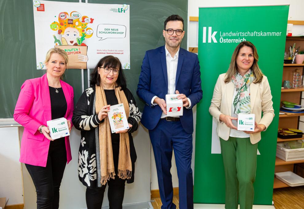 Seminarbäuerin Christina Scharinger beim Workshop Einkaufen mit Köpfchen mit Kindern der Ganztags-Volksschule Landstraße | Foto: Seminarbäuerinnen/Kriztian Juhasz