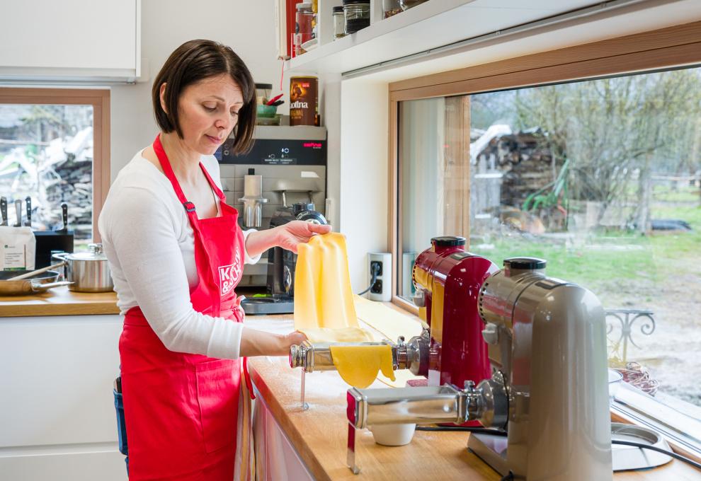 Mit einer guten Nudelmaschine ist das Teigausrollen ein Kinderspiel.