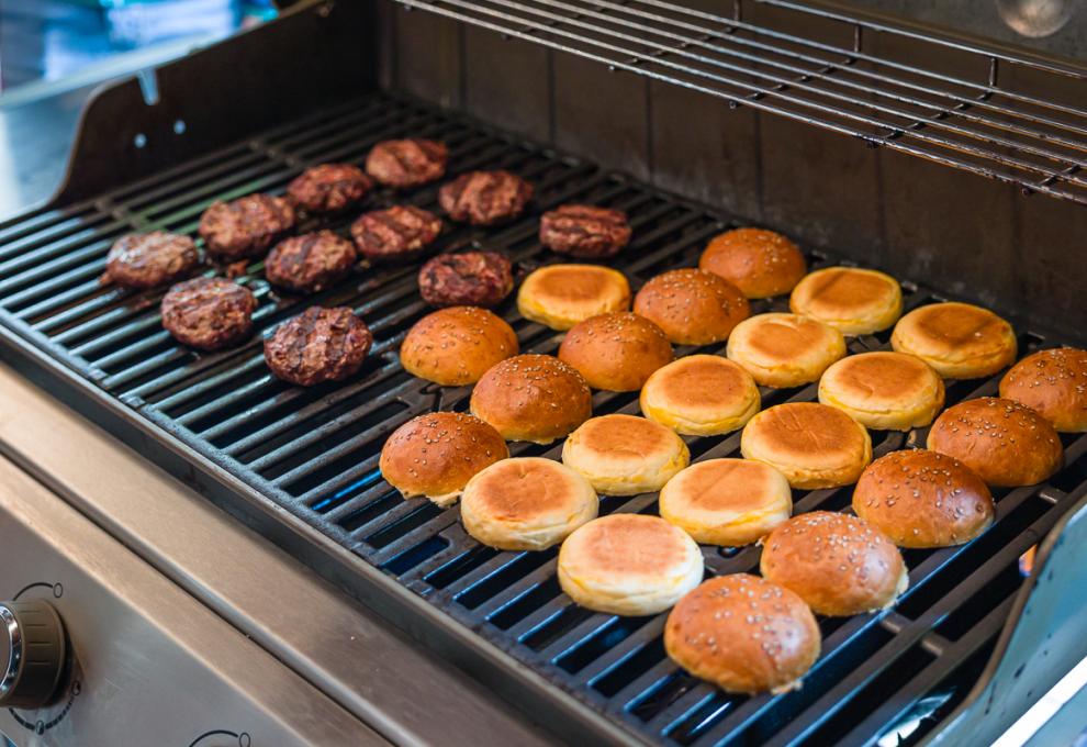 Die Burger-Pattys sind fast fertig, die Buns werden noch kurz angeröstet