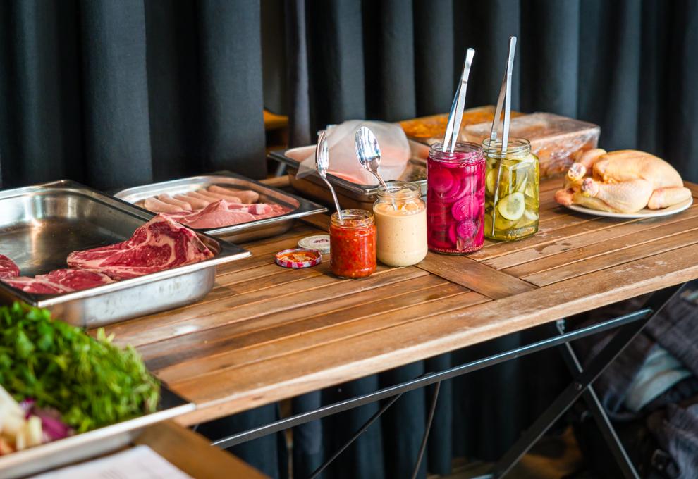 Condiments für Burger stehen bereit: Zwiebelpickle, Paprikamarmelade, Chipotle-Mayonnaise und eingelegte Gurken 