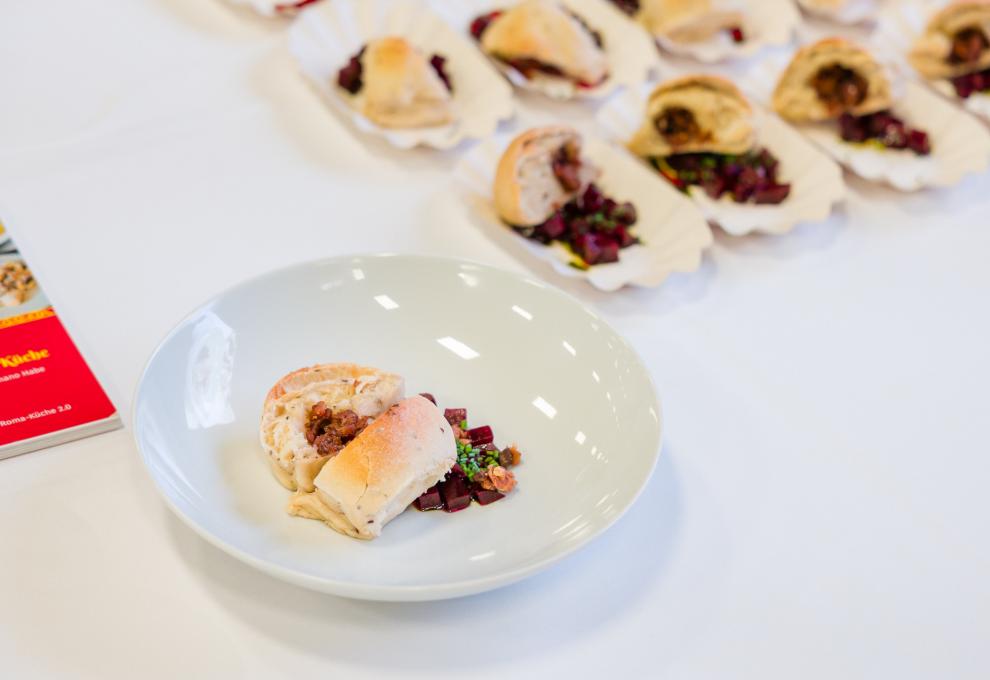 Grammelbuchteln mit Rote-Rüben-Salat