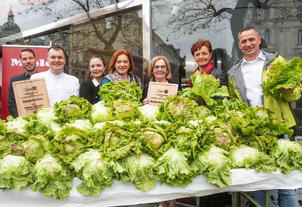 Grazer Krauthäuptel als Regionalitätskaiser. Miele Store Manager Christian Gründl, Sieger Walter Hintner, Aiola im Schloss, Landesrätin Simone Schmiedtbauer, Starköchin Johanna Maier, Vizepräsidentin Maria Pein, Sprecher Grazer Krauthäuptel Markus Hillebrand (v. l. n. r.) 