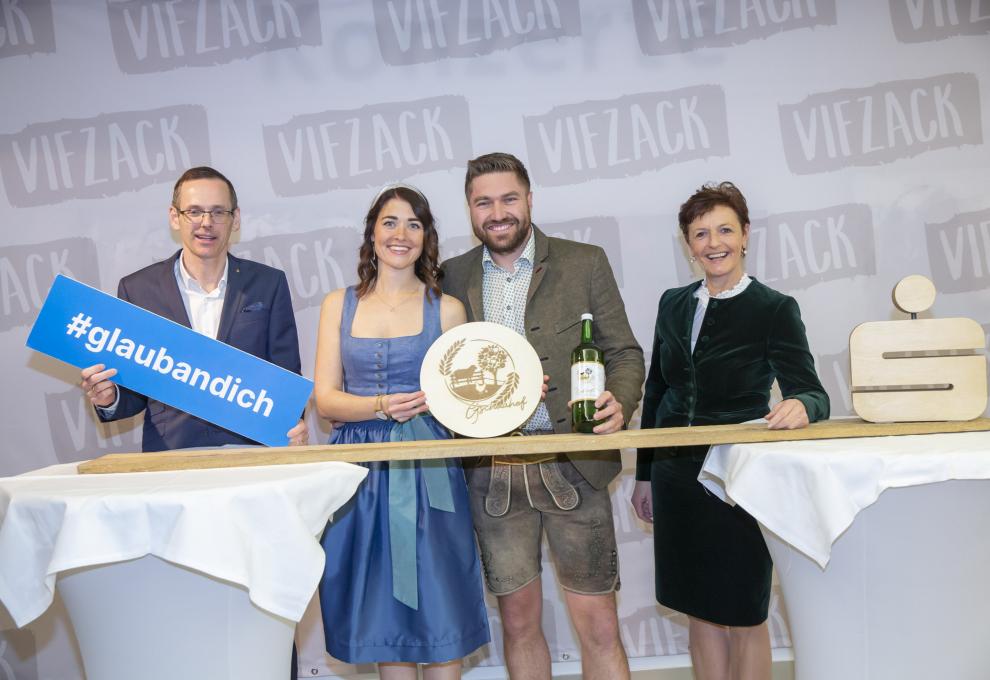 2. Platz beim Vifzack 2024: Melanie Haas und Markus Vorraber mit Vizepräsidentin Maria Pein (re.) und Oliver Kröpfl (li.), Vorstandsmitglied der Steiermärkischen Sparkasse