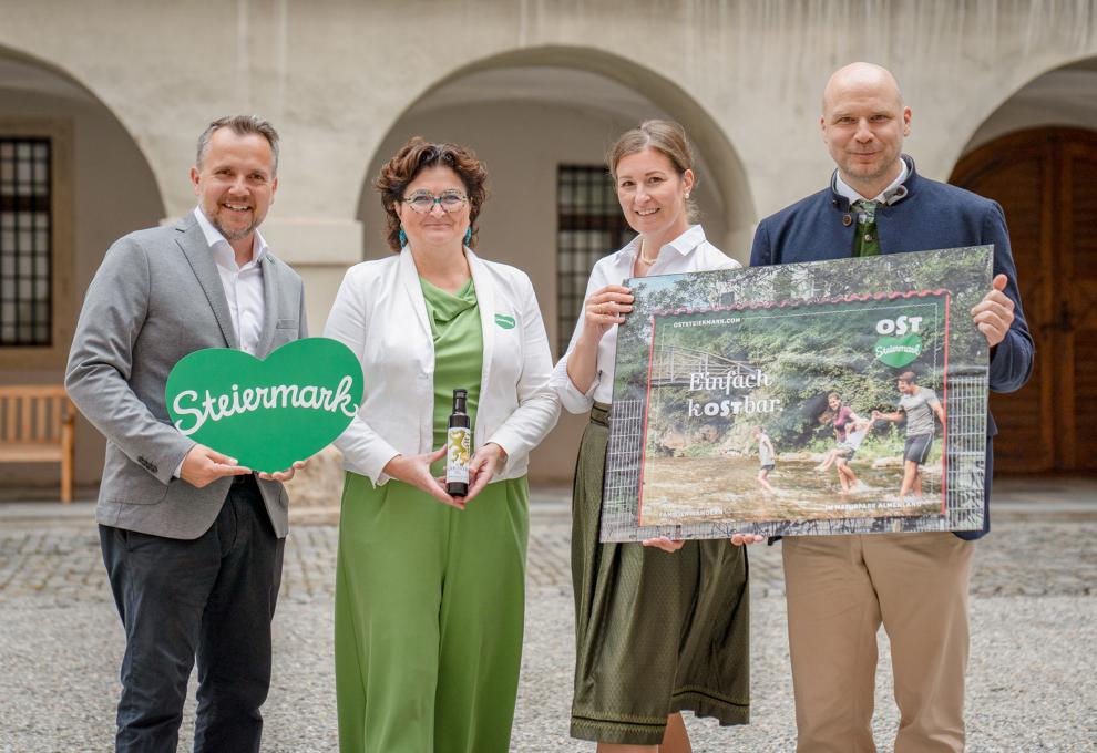 Der neue Auftritt der Oststeiermark, präsentiert von Michael Feiertag (GF STG), Julia Fandler (Ölmühle Fandler), Kathrin Großschedl (Vorsitzende-Stellvertreterin des Oststeiermark Tourismus), Stefan Schindler (GF Oststeiermark Tourismus) (v. l. n. r.) 
