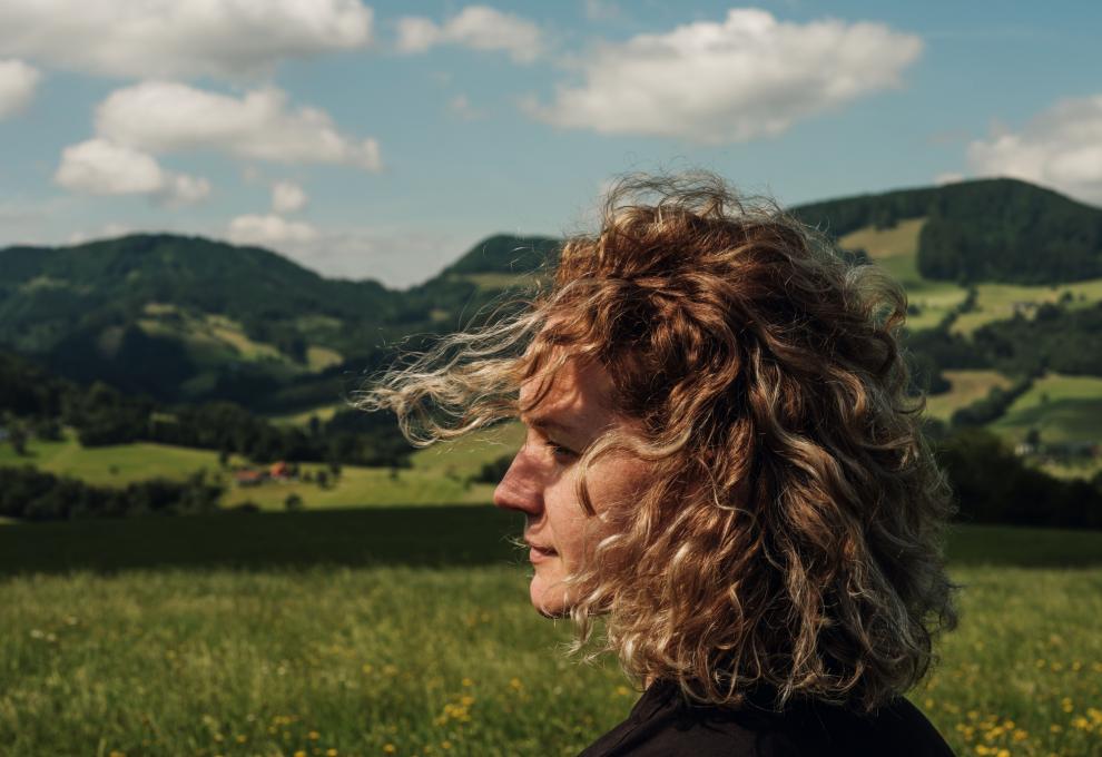 Mostviertler Feldversuche - Frau mit wehendem Haar in der Natur