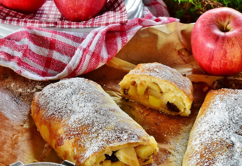 Stück Apfelstrudel mit Zucker bestreut auf einem Teller 
