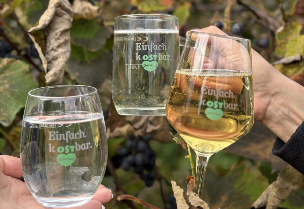 Wein- und Wassergläser mit neuem Logo der Oststeiermark: Einfach kOSTbar