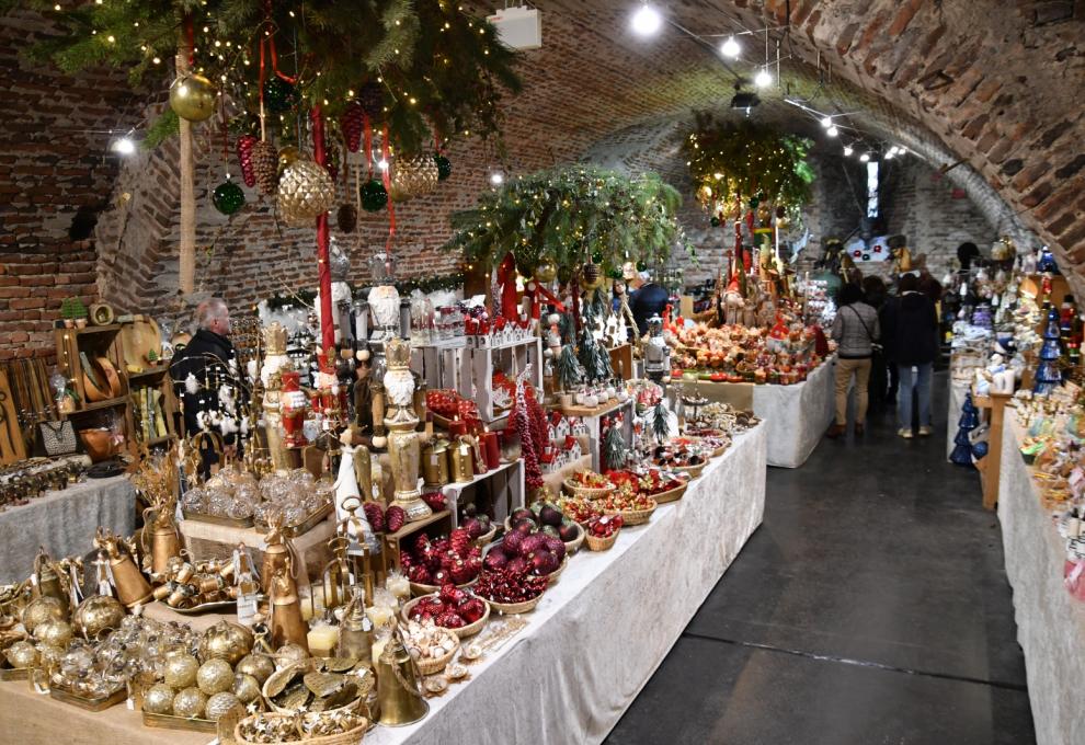 Weihnachtausstellung in einem Gewölbe mit vielen weihnachtlichen Produkten