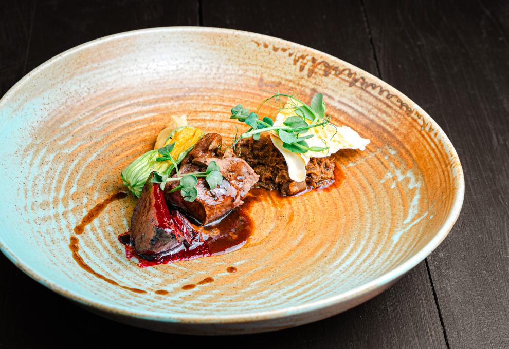 Fleisch und Gemüse mit Sauce auf Teller