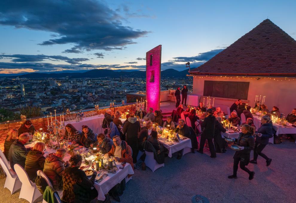 Abendstimung, mehrere festlich gedecke Tische mit Menschen