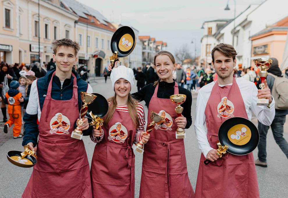 Die Siegerinnen und Sieger des ersten Palatschinkenlaufs (v. l. n. r.): Johannes Kozisek (Weigelsdorf), Heidi Csida (Himberg), Julia Berlach (Wien), Patrick Gottfried (Wien)
