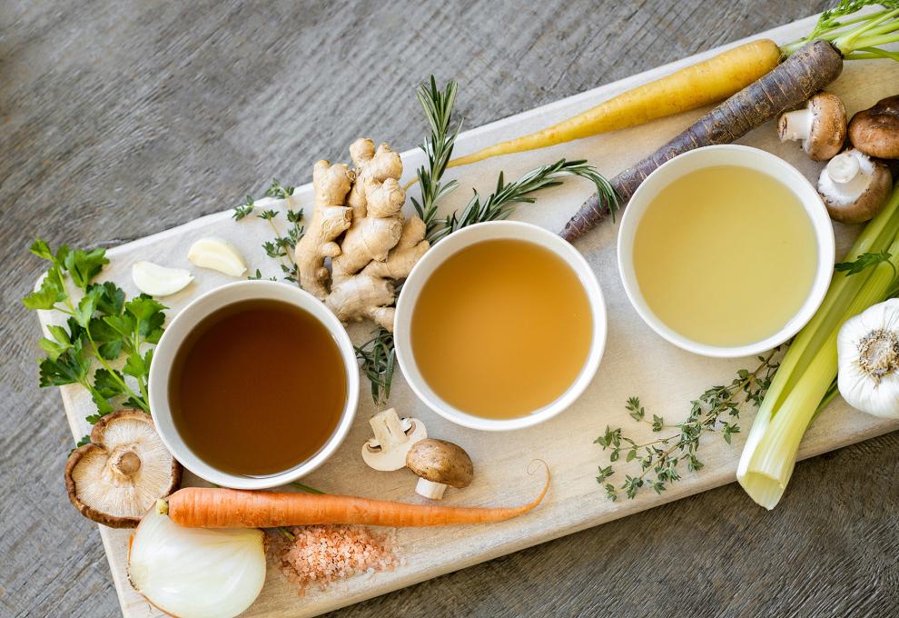 Klare Gemüsesuppen ohne Einlage, Gemüse- und Obstsäfte sowie Kräutertees sind häufig Bestandteil von Fastenkuren.