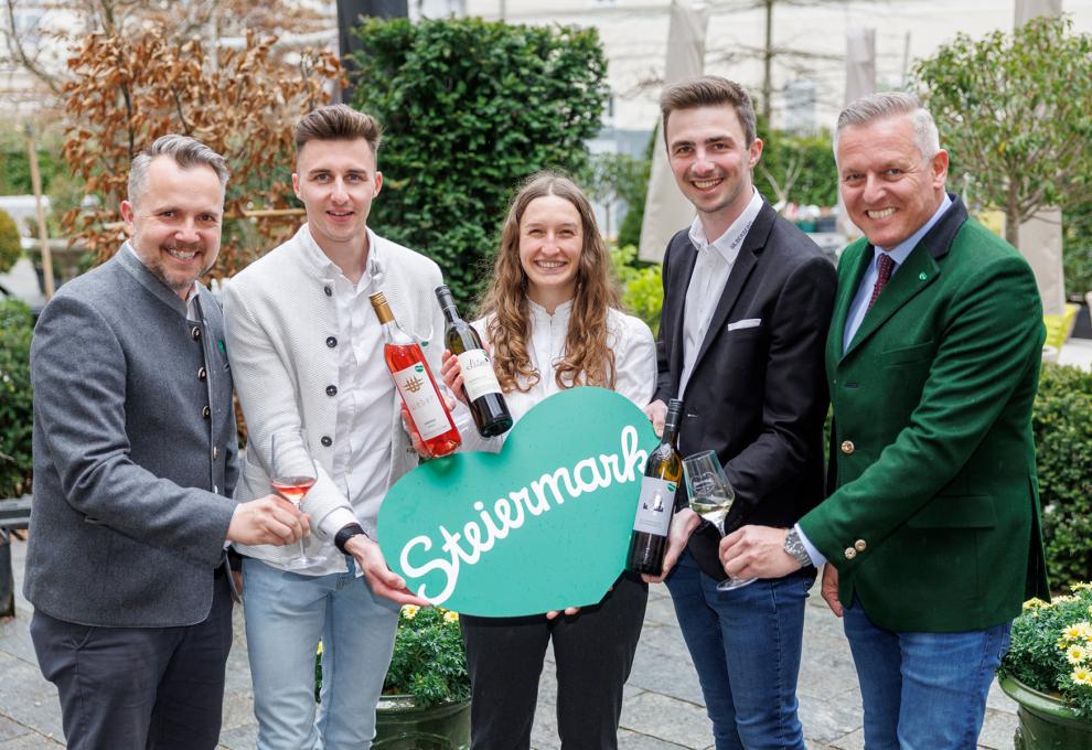 Präsentation der Steiermark-Herzweine (Gruppe von links): Michael Feiertag (GF Steiermark Tourismus), Mathias Weber (Weingut Weber/St. Stefan/Stainz) mit Schilcher-Sieger, Stefanie Leitner (Weingut Leitner/Ilztal) mit Weißburgunder-Sieger, Andreas Lobe für das Landesweingut Silberberg/Leibnitz mit Sauvignon-Blanc-Sieger und Landeshauptmann Mario Kunasek | Foto: Steiermark Tourismus/Erwin Scheriau