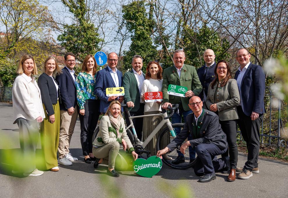 Mit dem Rad durchs Grüne Herz. Stehend von links. Ute Gurdet (GF Hochsteiermark), Isabella Painhapp (GF Erlebnisregion Murtal), Lukas Bencsics (GF Murau), Jaqueline Egger (GF Gesäuse), Mathias Schattleitner (GF Schladming-Dachstein), Michael Feiertag (GF STG), Susanne Haubenhofer (GF Erlebnisregion Graz), Landeshauptmann Mario Kunasek, Stefan Schindler (GF Oststeiermark), Nicole Reiterer (GF Südsteiermark), Markus Leitner (GF Erzberg Leoben). Hockend von links: Pamela Binder (GF Ausseerland Salzkammergut), 