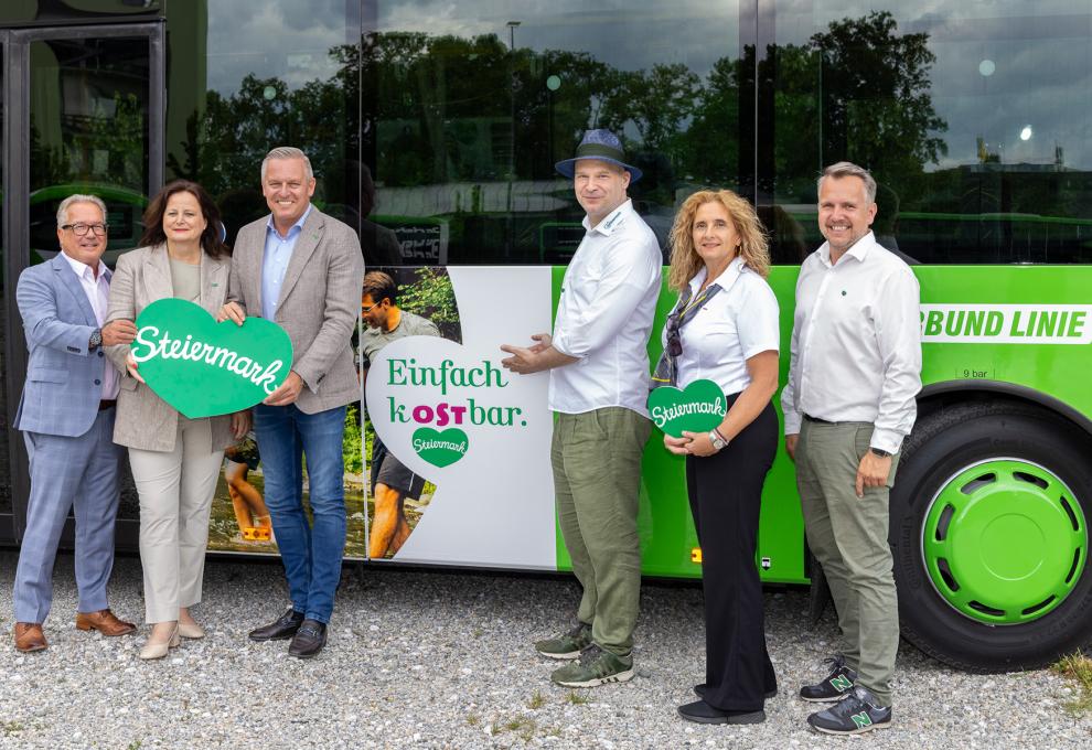 Peter Gspaltl (GF Verkehrsverbund Steiermark), Landesrätin Claudia Holzer, Landeshauptmann Mario Kunasek, Stefan Schindler (GF Tourismusverband Oststeiermark), Eveline Trummler (Postbus Junior-Disponentin), Michael Feiertag (GF Geschäftsführer Steiermark Tourismus) präsentieren die neuen Sujets auf den Regio-Bussen des Verkehrsverbundes Steiermark