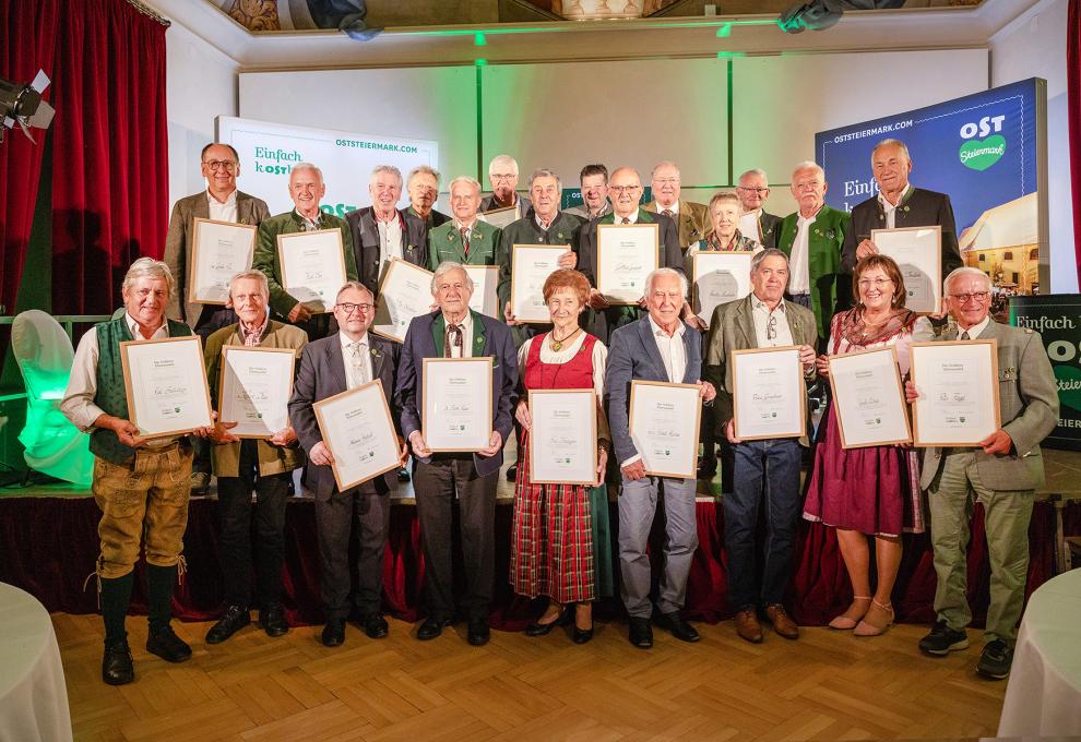Die geehrten Persönlichkeiten im Rahmen der 5-Jahr-Feier des Tourismusverbandes Oststeiermark im Schloss Pöllau | Foto: Oststeiermark Tourismus/E. Hiebler-Texer