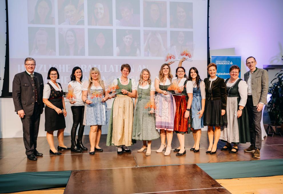 Frauen und Männer in Tracht bei der Preisverleihung der "Hofheldinnen 2026"