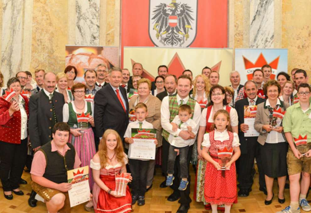 Genusskrone 2016: Die 26 GenussKrone Österreich 2016/2017 Bundessiegern mit ihren Familien. 