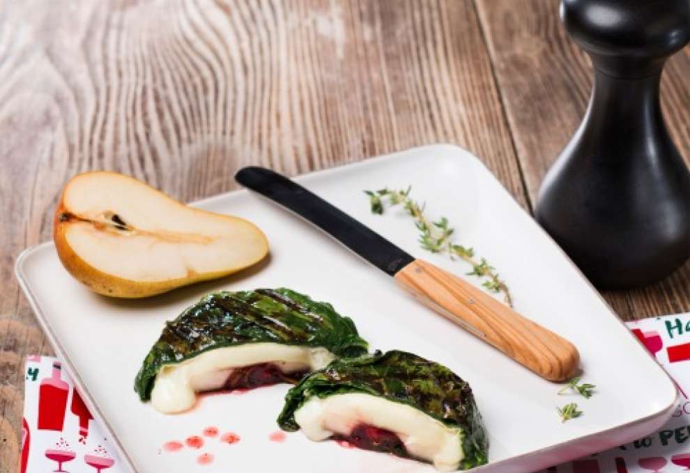 Camembert mit Birne und Preiselbeeren im Pak-Choi-Blatt vom Grill