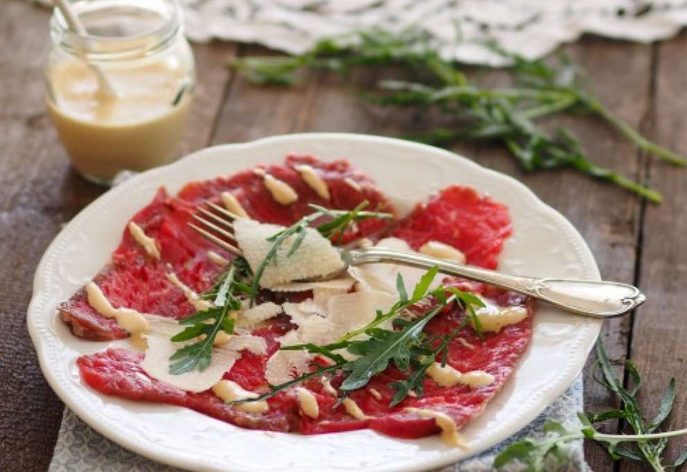 Carpaccio mit handgerührter Mayonnaisesauce und Rucola