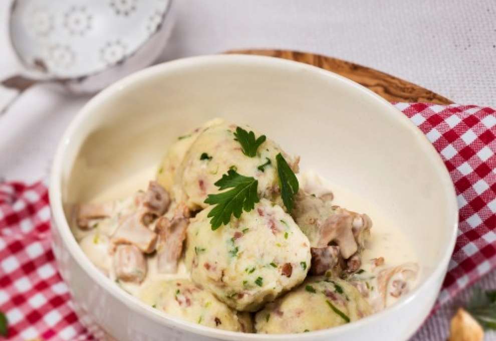 Erdäpfel-Speckknödel mit Eierschwammerln in Rahmsauce