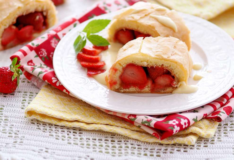Erdbeerstrudel mit Biskuit auf Vanilleschaum