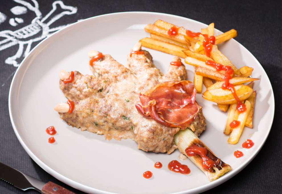 Zombie-Hand aus Faschierten mit blutigen Pommes frites