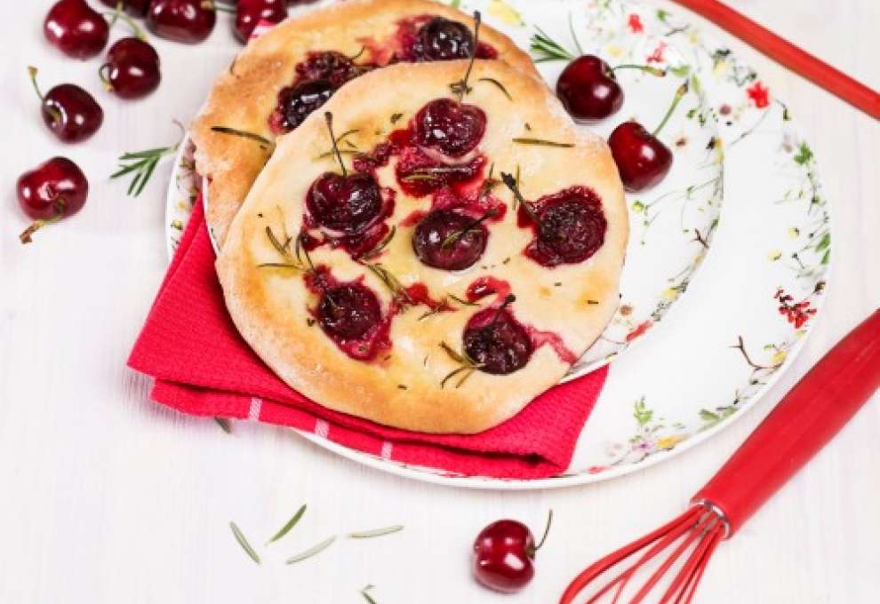 Flammkuchen mit Kirschen und Rosmarin